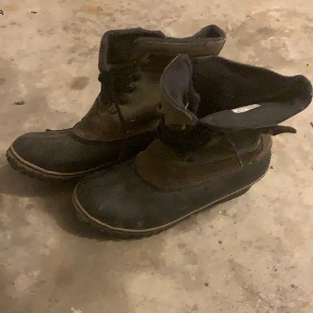 Sorel duck boots. I use to wear them when out in the weather.